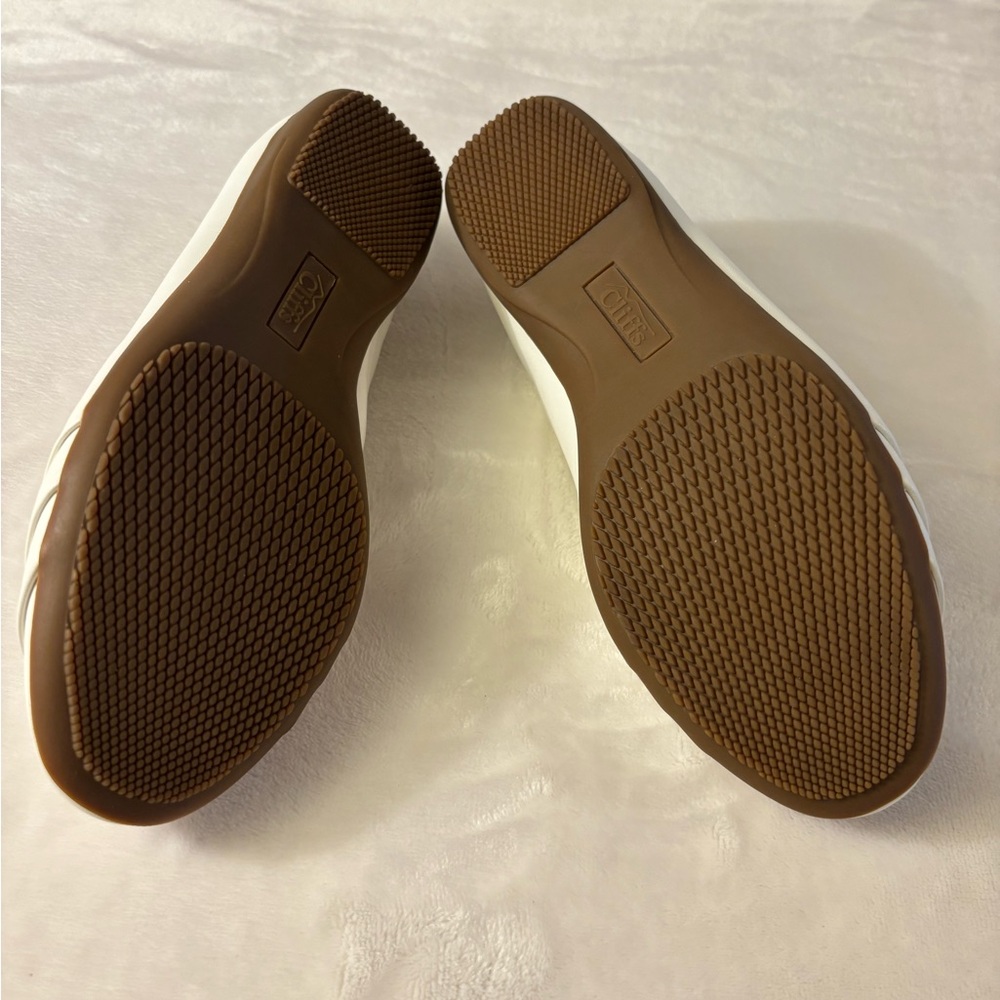 Cliffs by WHITE MOUNTAIN Women's Cream Flats - Picture 5 of 6